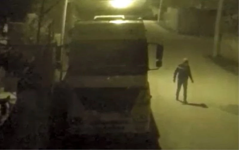 Tırdan söktüğü 60 kiloluk aküyü kucaklayıp kaçtı
