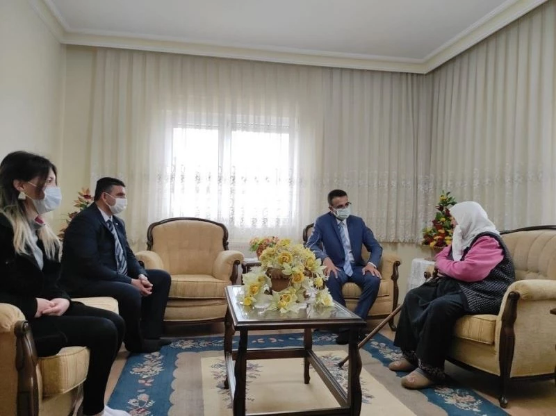 Kaymakam Akpay’dan asırlık nineye ziyaret
