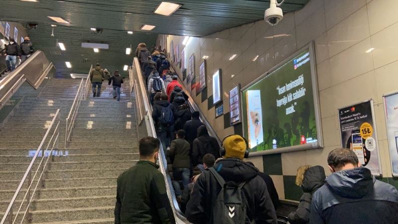 Yenikapı metrosunda kalabalık manzara dikkat çekti
