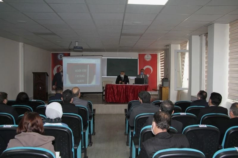 Kula’da memurlar öğrencilere kitap hediye edecek
