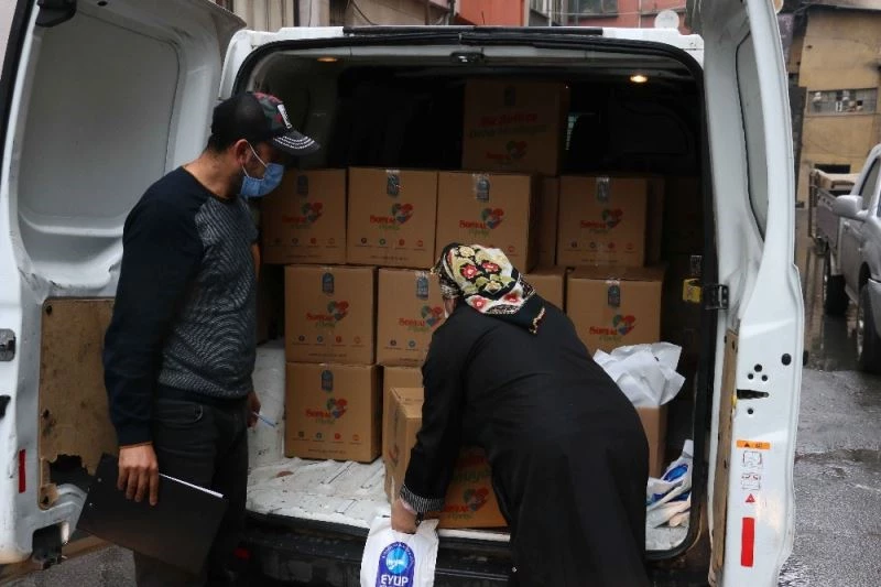 Eyüpsultan’da  Ramazan için erzak kolisi dağıtılmaya başladı
