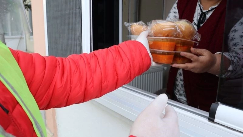 İhtiyaç sahiplerinin sofralarına her gün sıcak yemek hizmeti
