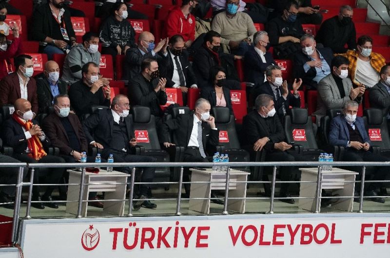 Mustafa Cengiz’den voleybol takımına destek