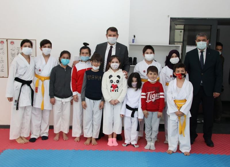 Sivas Valisi Salih Ayhan’dan karatecilere destek
