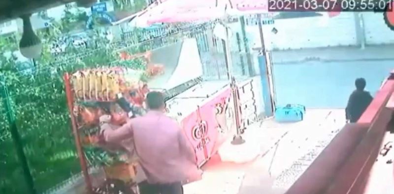 Rüzgarla ilerleyen cips standının peşine taktığı marketçiye hırsız şoku

