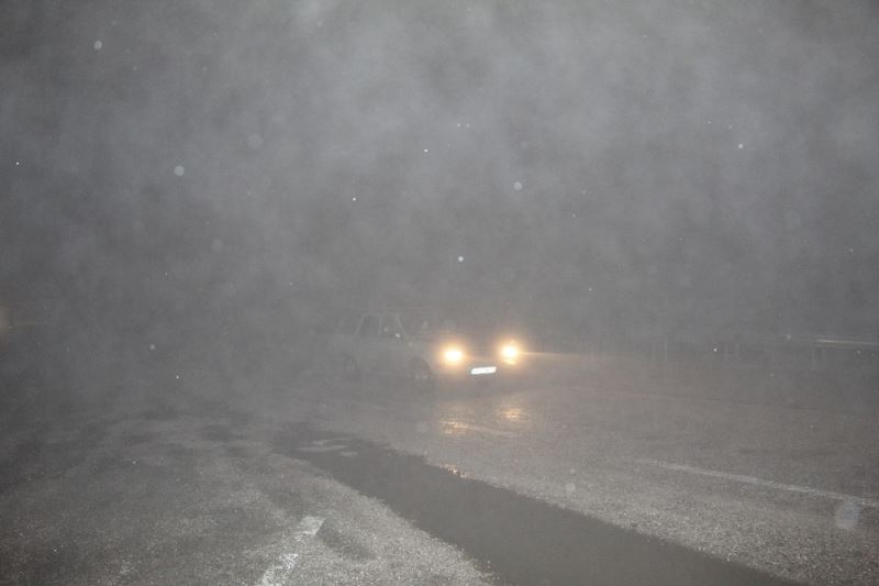 Denizli-Antalya karayolunda etkili olan kar ve sis ulaşımı olumsuz etkiledi
