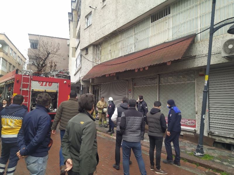 Zeytinburnu’nda bodrum katında yangın: 1’i ağır 2 kişi yaralandı
