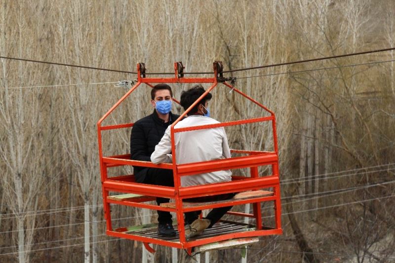 Bahçelerine Karadeniz usulü teleferikle ulaşıyorlar
