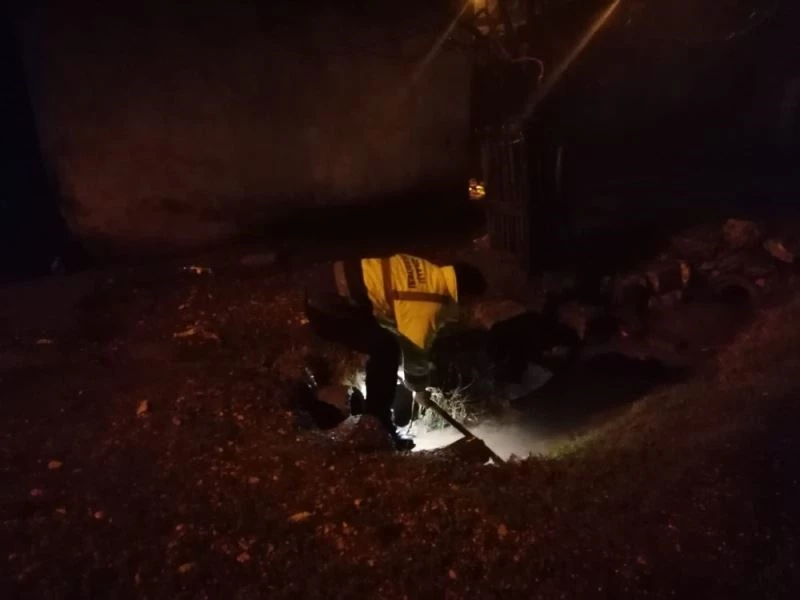 Gece boyunca tıkanan mazgalları temizlediler
