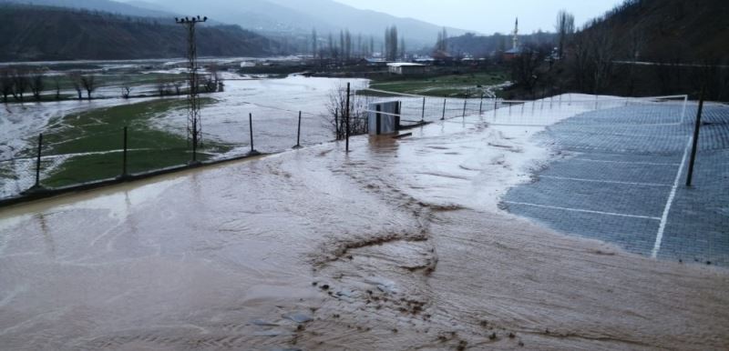 Mutki’de şiddetli rüzgar ve yağmur
