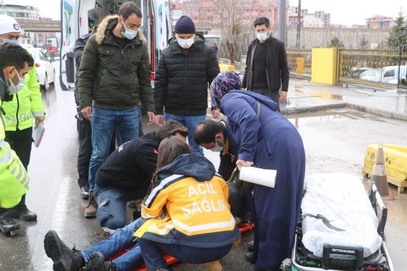 Oğlu polis memuruna çarpan anne, gözyaşı içerisinde yaralının başında bekledi
