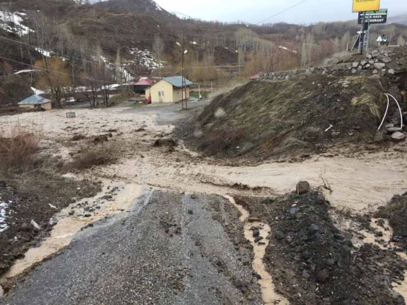 Tunceli’de kuvvetli sağanak taşkına neden oldu
