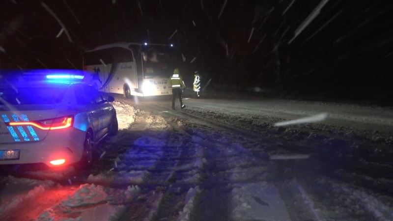 Kar ve tipi etkili oldu: Kırıkkale-Kayseri karayolu ağır tonajlı araçların geçişine kapatıldı

