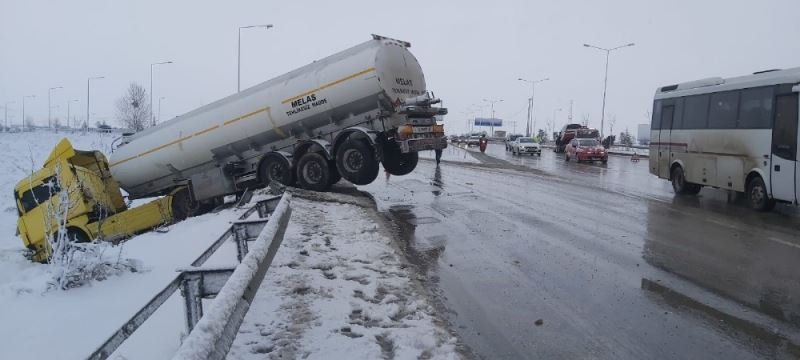 Kayan tanker bariyerleri yıkıp şarampolde askıda kaldı
