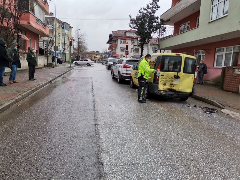 Alkollü sürücü 3 araca çarptıktan sonra olay yerinden kaçtı
