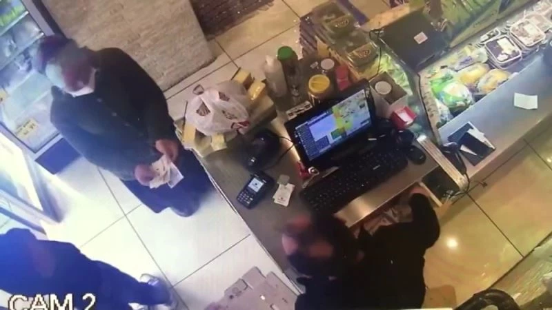 Tırnakçılık yapan kadını esnafın dikkati yakalattı
