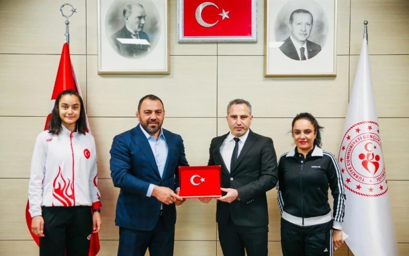 Niyazi Gülhan, asrın güreşçisi Hamza Yerlikaya ile bir araya geldi
