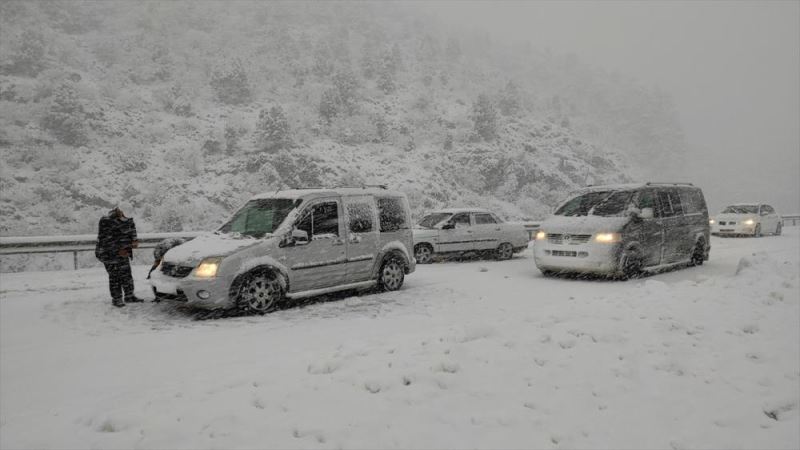 Kar yağışı Seydişehir-Antalya kara yolunda ulaşımı zorlaştırdı