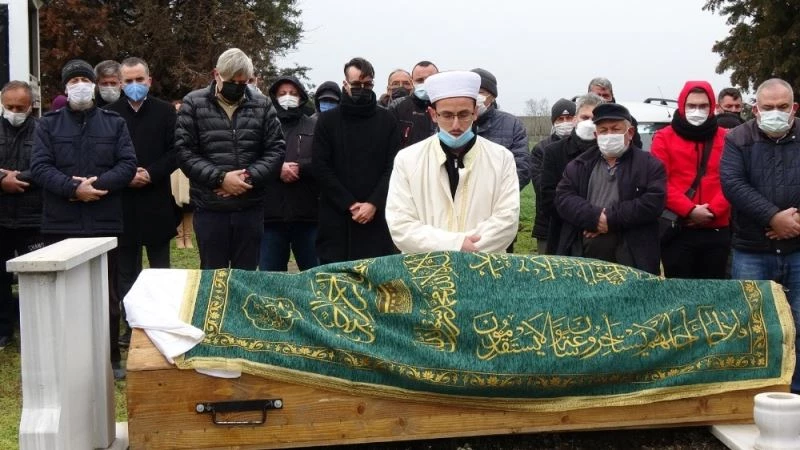 Ünlü sanatçı Cem Adrian son yolculuğunda babasını yalnız bırakmadı
