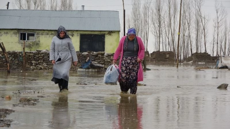 Yüksekova sulara gömüldü
