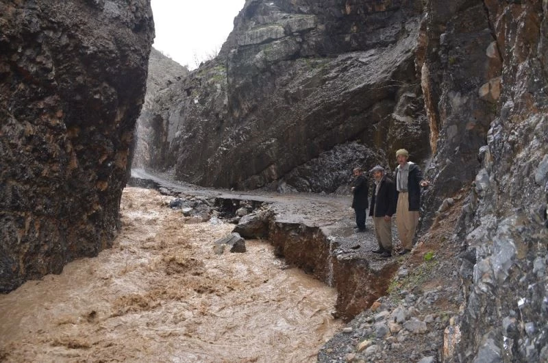 Şırnak’ı sel vurdu: Köy yolları, ahır ve tarlalar sular altında kaldı
