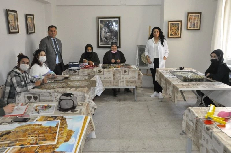 Kızıltepe Halk Eğitim Merkezi, kadınların hayatına dokunmaya devam ediyor
