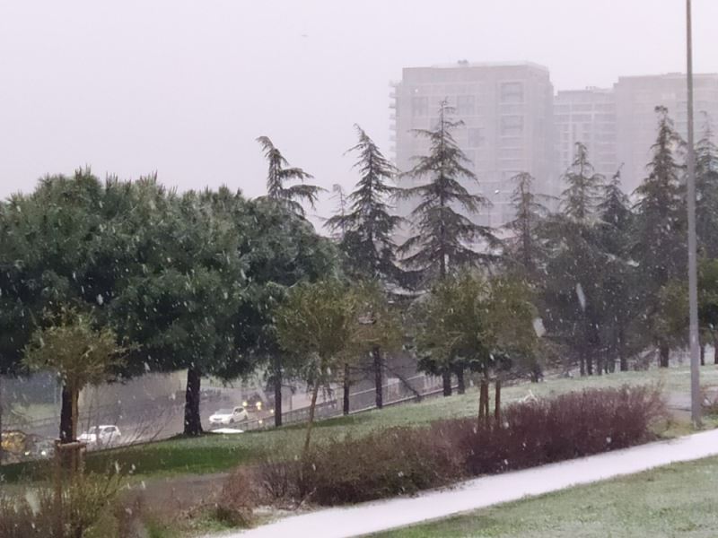 İstanbul’da aniden bastıran kar yağışı yerleri beyaza bürüdü
