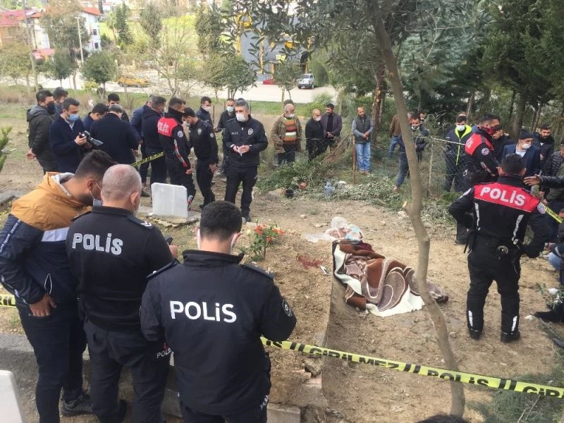 Annesinin acısına dayanamayıp mezarı başında intihar etti
