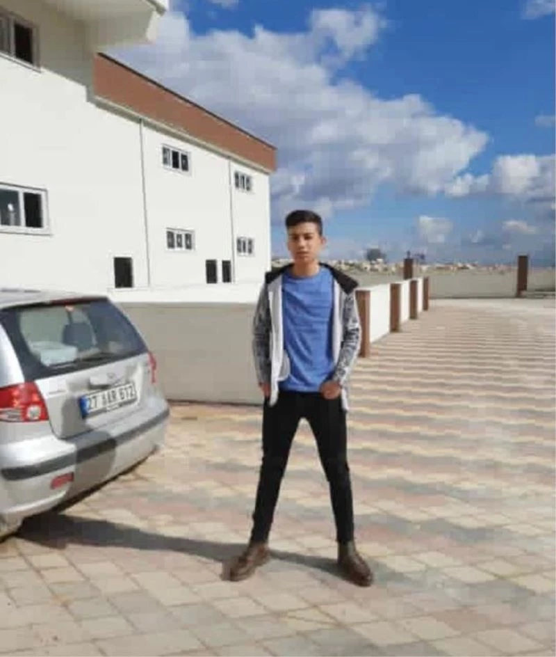 Servis minibüsüne giden öğrenciye işçi servisi çarptı: 1 ölü
