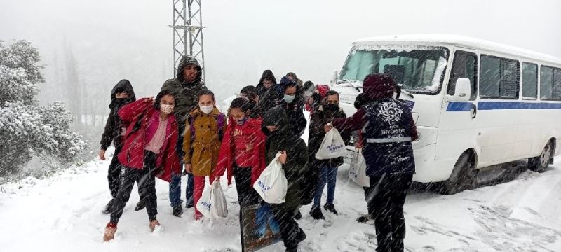 Karda mahsur kalan öğrencilerin yardımına Büyükşehir ekipleri yetişti
