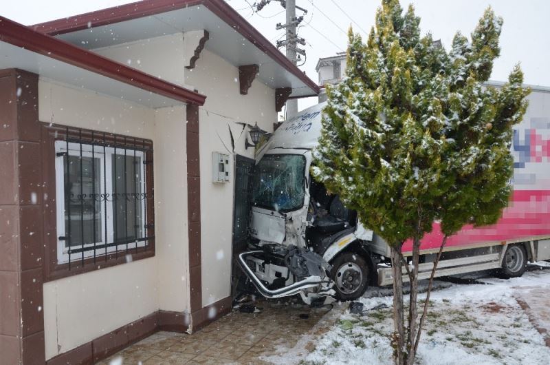 Aksaray’da çarpışan kamyonetlerden biri muhtarlığa girdi: 4 yaralı
