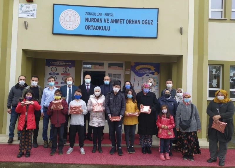 Uzaktan eğitime katılamayan öğrencilere tablet yardımı
