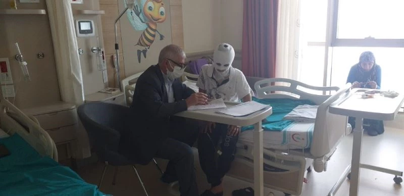 Kovada ki kaynar su üzerine döküldü, ölümden dönen çocuk ders çalışmayı bırakmadı
