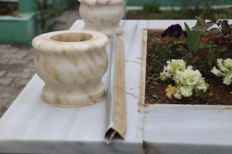 Hırsızlar mezarlıklardaki alüminyumlara dadandı, kabirleri parçaladı
