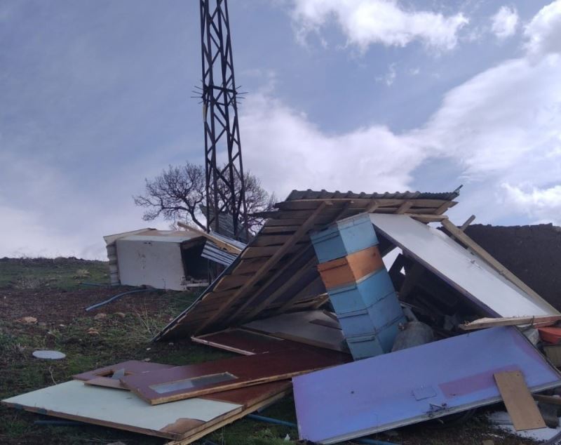 Bingöl’de fırtına arıcı kulübelerine zarar verdi
