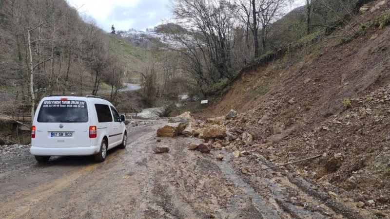 Zonguldak’taki heyelan iki mahalleye giden yolu kapattı
