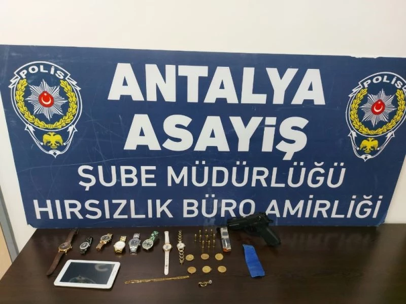 Kapının kilidini düşürüp 45 bin TL’lik ziynet eşyası çaldılar, kaçamadılar
