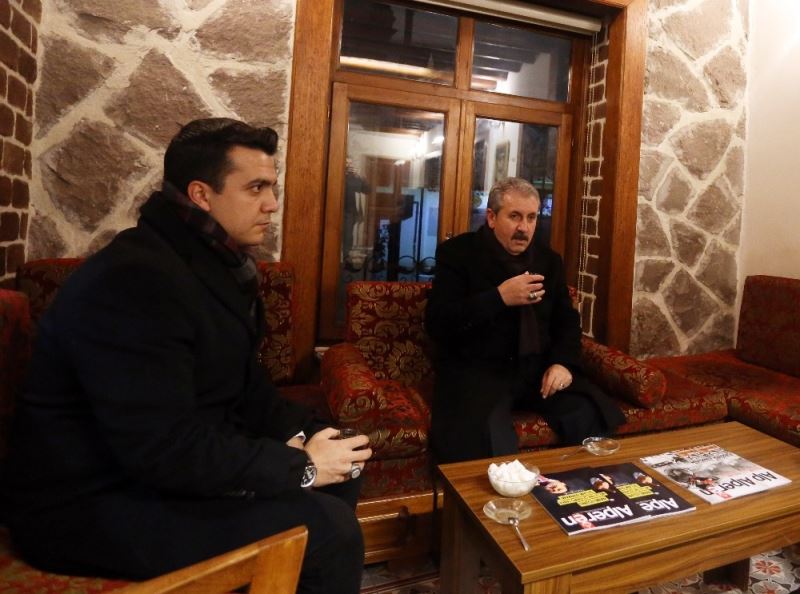 BBP Genel Başkanı Mustafa Destici Muhsin Yazıcıoğlu’nun kabrini ziyaret edip dua etti
