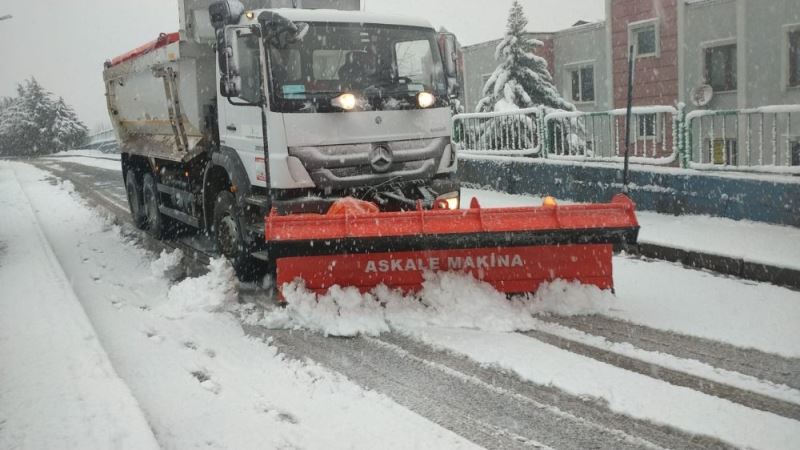 İzmit’te ekiplerin karla mücadelesi sürüyor

