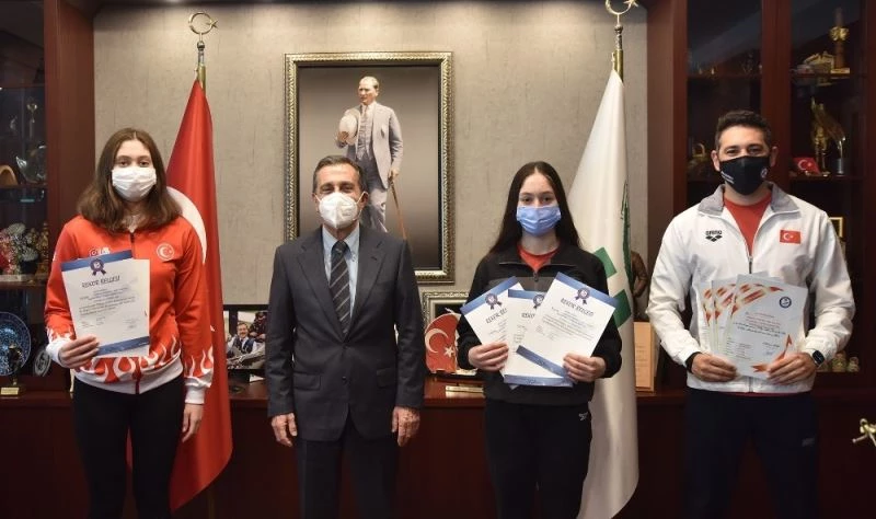 Rekortmen kızlar mutluluklarını Başkan Ataç’la paylaştı
