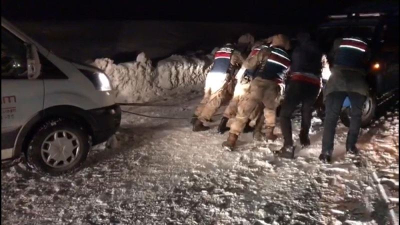 Kar ve tipi nedeniyle yolda kalan sürücülerin imdadına kahraman Jandarma ekipleri yetişti
