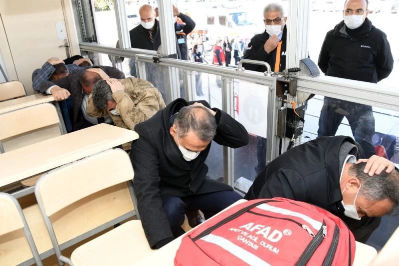 İl protokolü 7.2 şiddetinde deprem yaşadı
