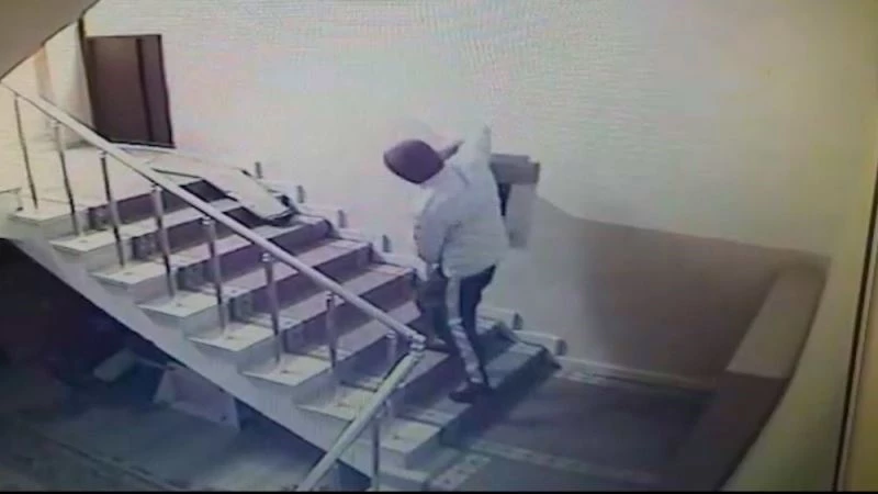 Camiden hırsızlık anları saniye saniye kamerada, rahat tavırları pes dedirtti
