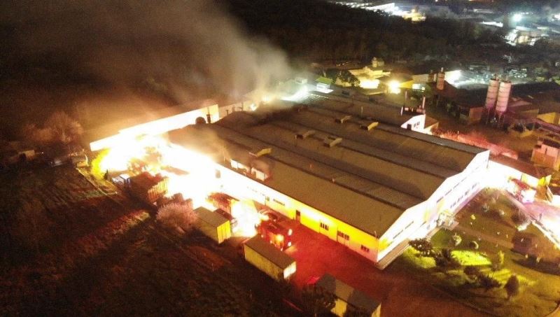 Çekmeköy Ömerli’de bulunan iki katlı bir gıda fabrikasında bilinmeyen bir sebeple yangın çıktı. Olay yerine Ömerli, Sancaktepe, Ümraniye, Sultanbeyli ve Kartal’dan itfaiye ekipleri sevk edildi.

