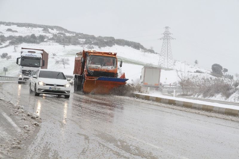 İzmir-Ankara Karayolu kapanmasın diye çalışıyorlar
