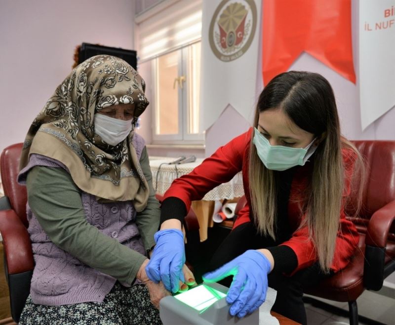 Yeni çipli kimlik kartı için hizmet ayaklarına götürüldü
