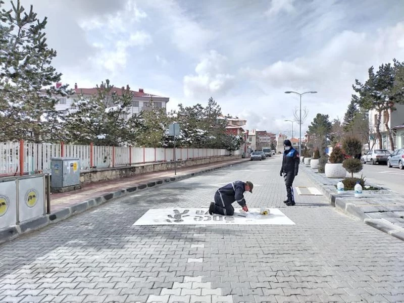 Trafikte ‘yaya önceliği’ için çizgiler çizildi
