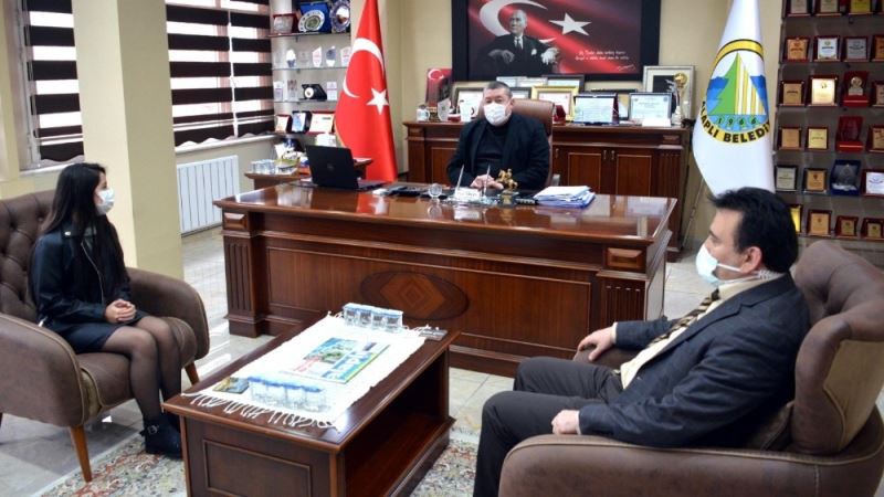 Türkiye birincisi Cemre Su, Başkan Tekin’i ziyaret etti
