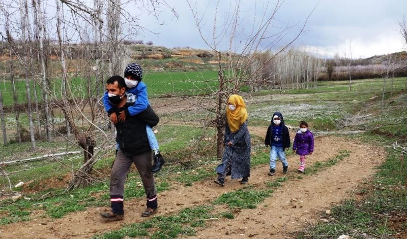 Engelli oğlunu sırtında taşıyarak okula götürüyor
