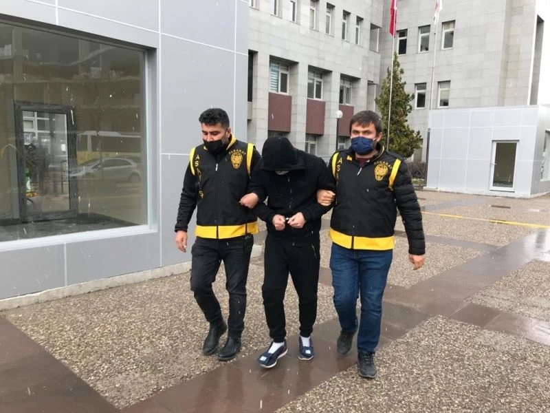 Bilişim dolandırıcısı polisin operasyonuyla yakalandı
